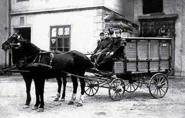 Hitna pomoć 1910. godine, Prilaz kbr. 15 (danas Deželićeva 23). Jedno od dva vozila